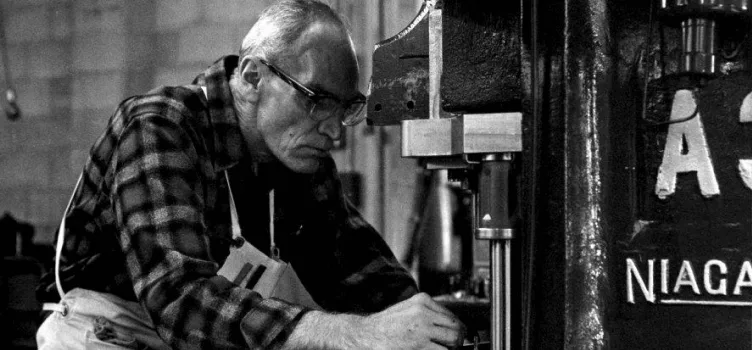John A. Nosler trabajando en taller, imagen histórica de la marca.